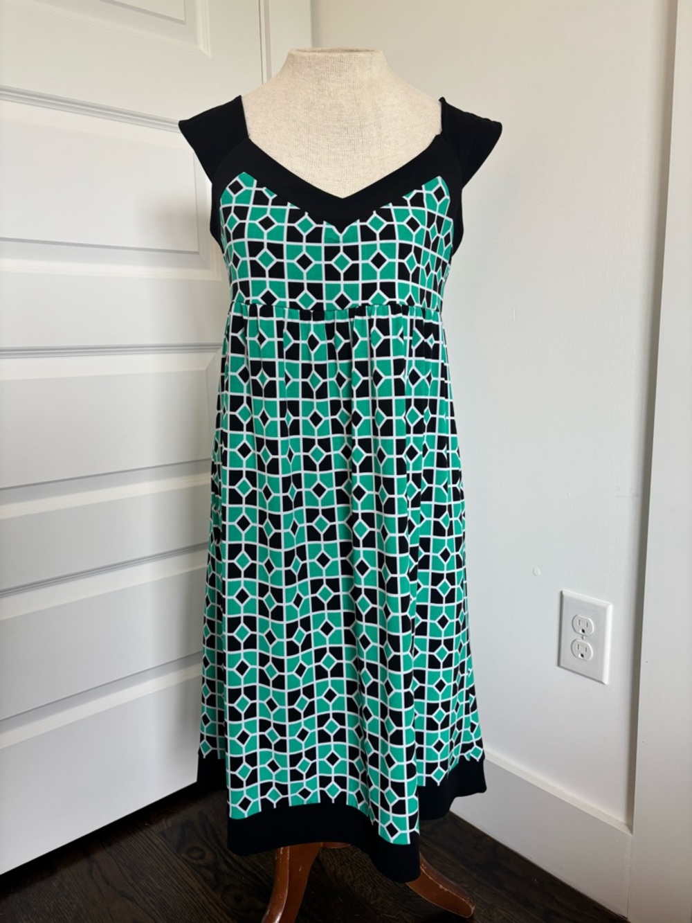 Donna Morgan Black & Green Geometric Midi Dress